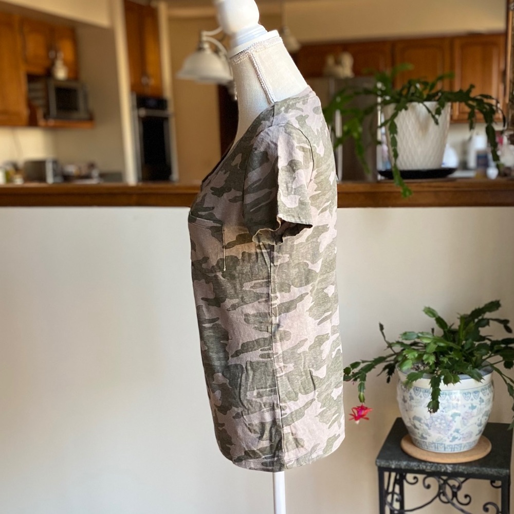 Universal Thread camo t-shirt - Picture 2 of 3